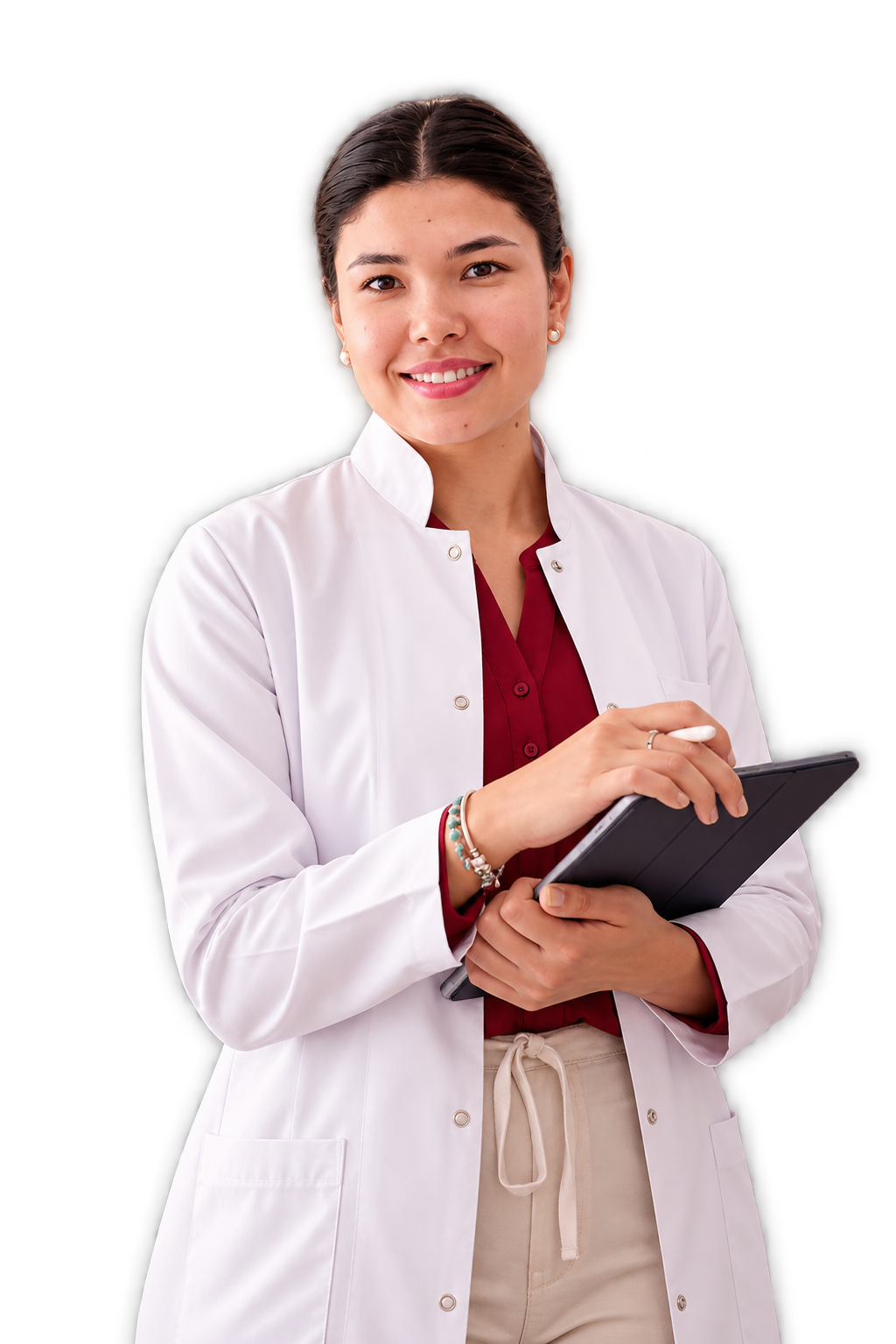 Farmacêutica oncológica sorridente, de jaleco, segurando um tablet